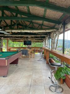 un patio con tavolo da biliardo e alcune sedie di Cabana La Plai - idyllic natural setting a Vatra Dornei