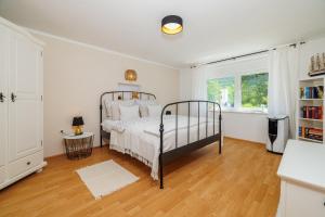 Un dormitorio con una cama y una estantería. en Emaris, en Tribalj 55 fotos más