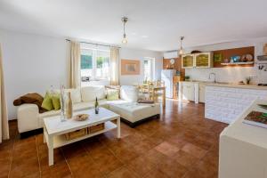 una sala de estar con un sofá y una mesa en Emaris, en Tribalj