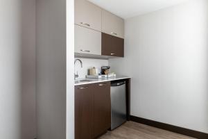 Cucina o angolo cottura di Four Points by Sheraton Lévis Convention Centre