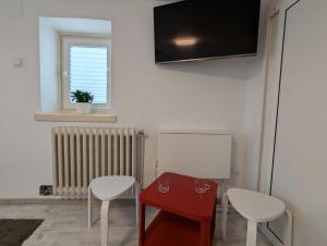 TV a/nebo společenská místnost v ubytování Serene Studio