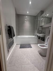 Ένα μπάνιο στο Luxurious 2 Bed Apartment