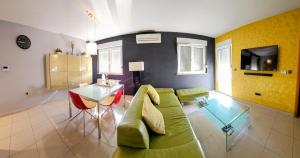 TV a/nebo společenská místnost v ubytování Apartment Zaralux