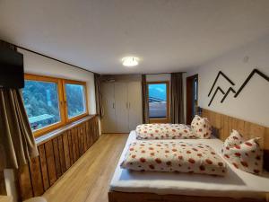 Postel nebo postele na pokoji v ubytování Hotel & Alpengasthof Pinzgerhof + 37 fotografií