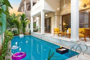 una imagen de una piscina en una casa en Melhor Stays villas - L-M302 Luxurious 3BHK villa with private pool, Anjuna, en Anjuna