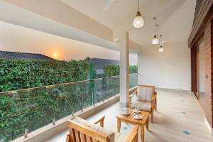 balcón con vistas a un viñedo en Melhor Stays villas - L-M302 Luxurious 3BHK villa with private pool, Anjuna, en Anjuna