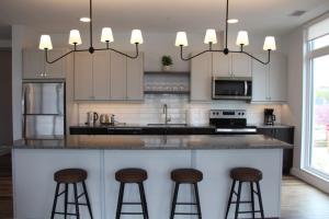 Galeriebild der Unterkunft Beachview getaway at the New Carlyle 200 on the Main strip in Grand Bend in Grand Bend