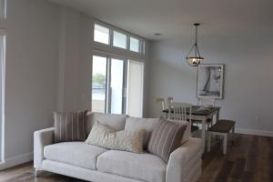 Galeriebild der Unterkunft Beachview getaway at the New Carlyle 200 on the Main strip in Grand Bend in Grand Bend
