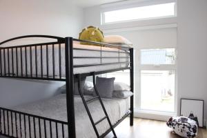 Galeriebild der Unterkunft Beachview getaway at the New Carlyle 200 on the Main strip in Grand Bend in Grand Bend + 21 Fotos