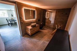 Posezení v ubytování Brand New Apartment with Pool and Amazing View