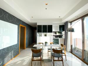 Kuchyň nebo kuchyňský kout v ubytování The Grand Penthouse 2BR Ultra Fast WiFi Sukhumvit