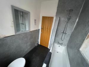 ein Badezimmer mit Toilette, Dusche und Waschbecken in der Unterkunft The Clifton Guest House in Liverpool