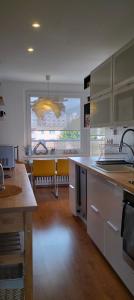 Una cocina con una mesa y un comedor. en Tatry View Apartment, Free Parking, en Liptovský Mikuláš