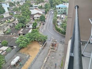 YakbeddaにあるOval View Residencies, Colombo 08の通りと建物のある街並み