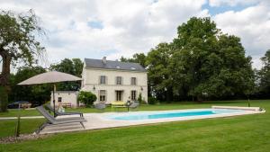 a house with a swimming pool in the yard at La Gironnerie in Loché-sur-Indrois