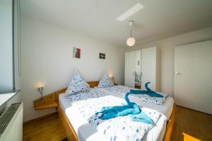 ボルクムにあるFerienwohnung Sanddornの青いタオルが付いた客室内のベッド2台