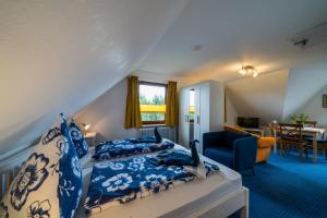 A bed or beds in a room at Olde Toornblick