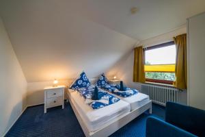 A bed or beds in a room at Olde Toornblick