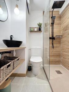 Koupelna v ubytování Appartement vue mer sur Port de Leucate Climatisé, Parking gratuit, Linges et Serviettes inclus + 19 fotografií