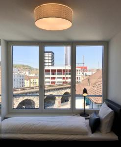 Ένα ή περισσότερα κρεβάτια σε δωμάτιο στο Viadukt Homestay +34 φωτογραφίες