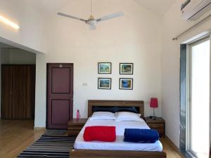 Bendre's Holiday Home & Lawns-Karla客房内的一张或多张床位
