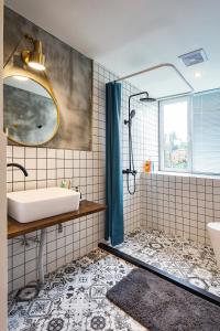 a bathroom with a sink and a shower at 贰墨民宿南滨路店 in Chongqing