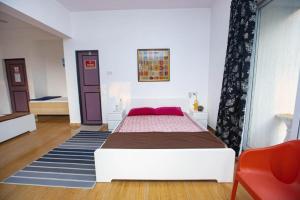 Bendre's Holiday Home & Lawns-Karla客房内的一张或多张床位