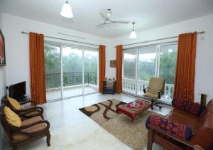 Bendre's Holiday Home & Lawns-Karla的休息区