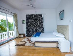 Bendre's Holiday Home & Lawns-Karla客房内的一张或多张床位