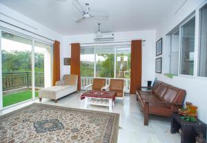 Bendre's Holiday Home & Lawns-Karla的休息区