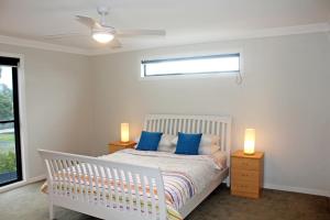 Een bed of bedden in een kamer bij Stylish Living- Fireplace, WiFi, Linen, 4 bdrm, Beach 850m