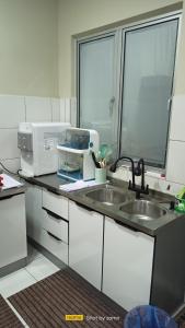 Η κουζίνα ή μικρή κουζίνα στο D'Zam Homestay Seri Serindit Melaka