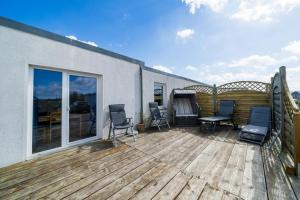 a deck with chairs and a table on a building at Ferienwohnug Strandflieder in Borkum