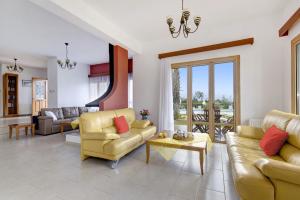 Ruang duduk di Villa Akamas Bayview by Villa Plus