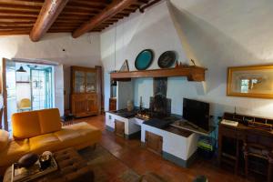 a living room with a couch and a fireplace at Vivaia Trendy Rural in Poggibonsi +40 photos