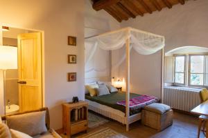 a bedroom with a four poster bed with a canopy at Vivaia Trendy Rural in Poggibonsi