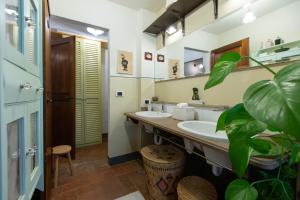 a bathroom with two sinks and a potted plant at Vivaia Trendy Rural in Poggibonsi +40 photos