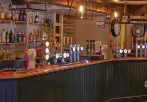 Lounge nebo bar v ubytování The Coleshill by Greene King Inns