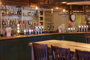 Lounge nebo bar v ubytování The Coleshill by Greene King Inns