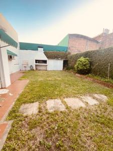 a yard in front of a building at Casa centro Urquiza in Gualeguaychú