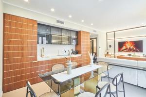a kitchen and dining room with a table and chairs at Easylife - Milano - Tadino 13 - Porta Venezia in Milan