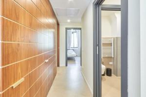 a hallway with wood paneled walls and a door at Easylife - Milano - Tadino 13 - Porta Venezia in Milan +66 photos