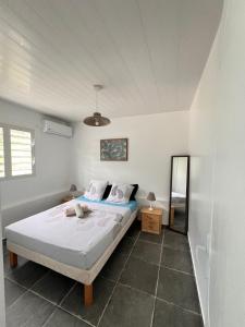 a bedroom with a bed in a room at Villa petite Quiétude in Cap Chevalier