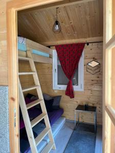 Litera en una cabaña de madera con escalera en Lavendowa oaza, en Kocierz Rychwałdzki