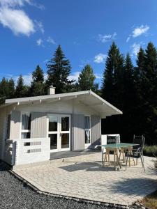 Casa pequeña con mesa de picnic y patio en Lavendowa oaza, en Kocierz Rychwałdzki 65 fotos más