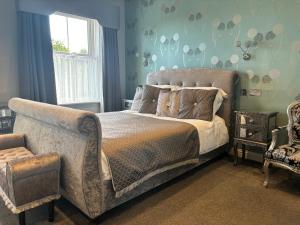 Un dormitorio con una cama y una silla y una ventana. en canterbury lodge, en Kent 1 foto más