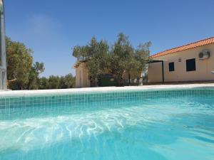 ein Swimmingpool vor einem Haus in der Unterkunft El Algar Casa Rural in La Carlota