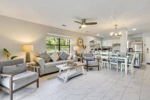 salon z kanapą i stołem w obiekcie Waterfront Townhome about 10 Mi to Navarre Beach! w mieście Mary Esther