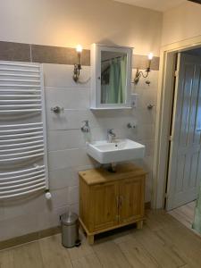 Et badeværelse på Hund + 12 billeder