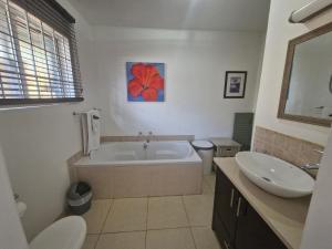 约翰内斯堡B&B on Buckingham Guest House的带浴缸、马桶和水槽的浴室 更多37张照片